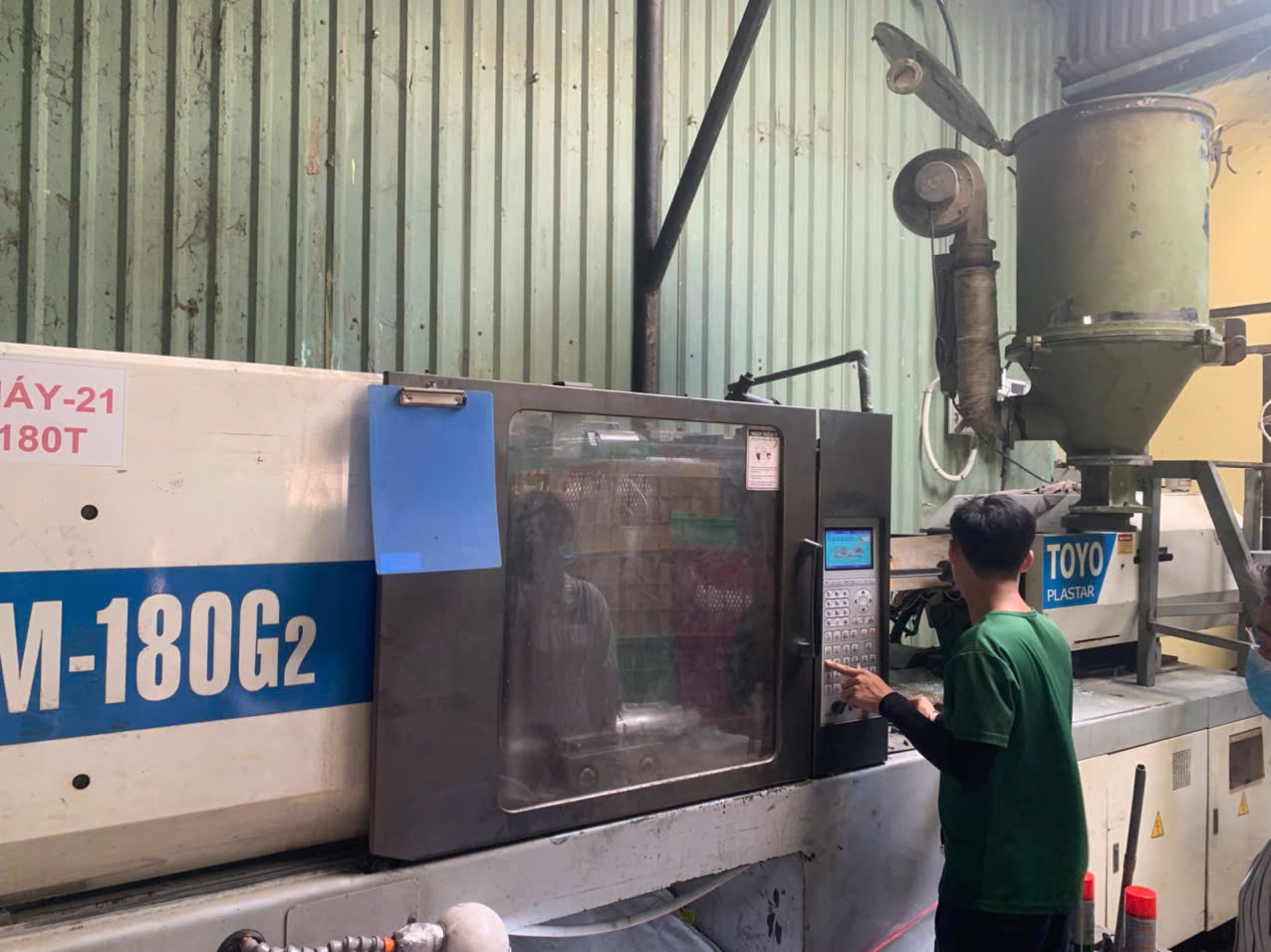 Injection molding machine 2.jpg